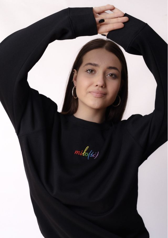 Original crewneck czarny z tęczowym haftowanym logo Miło(ść)